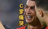 C罗场边指挥情绪激动，那不勒斯队员怒摔水瓶